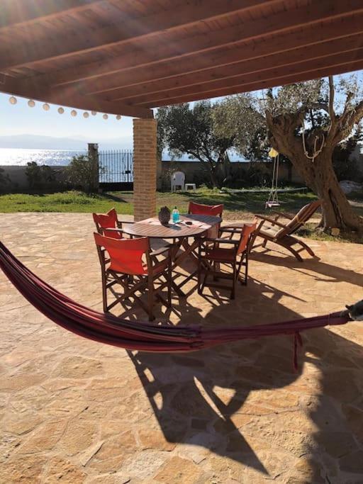 Вилла House By The Sea At Skaloma, Loutraki Озеро Вульягмени Экстерьер фото